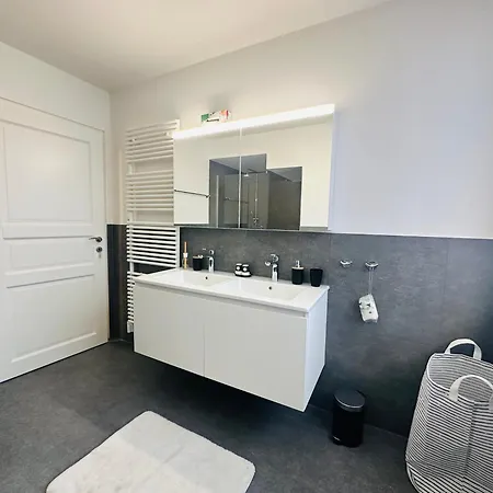 Exklusives Mit Traumhaftem Seeblick & Balkon *